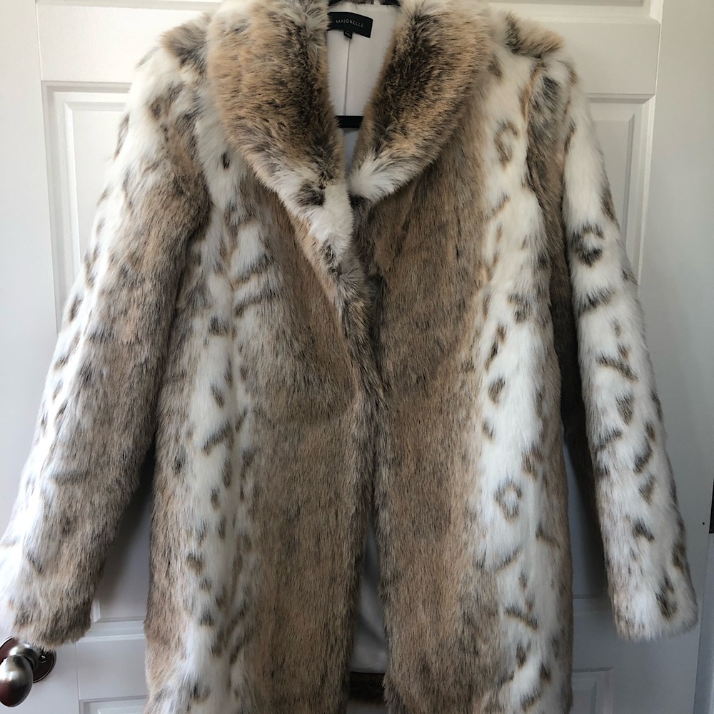 Worn once, stunning coat, feels like real fur. So many compliments.